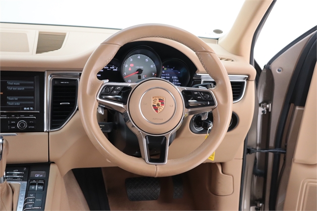 2015 Porsche Macan image 14