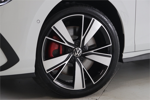 2023 Volkswagen Golf GTE image 8