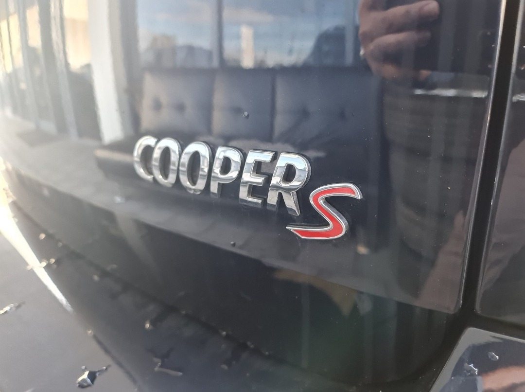 2011 MINI Cooper image 14