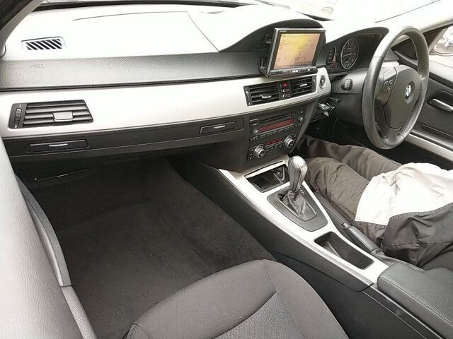 2010 BMW 320i image 9