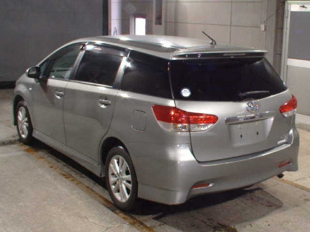 2010 Toyota Wish image 2