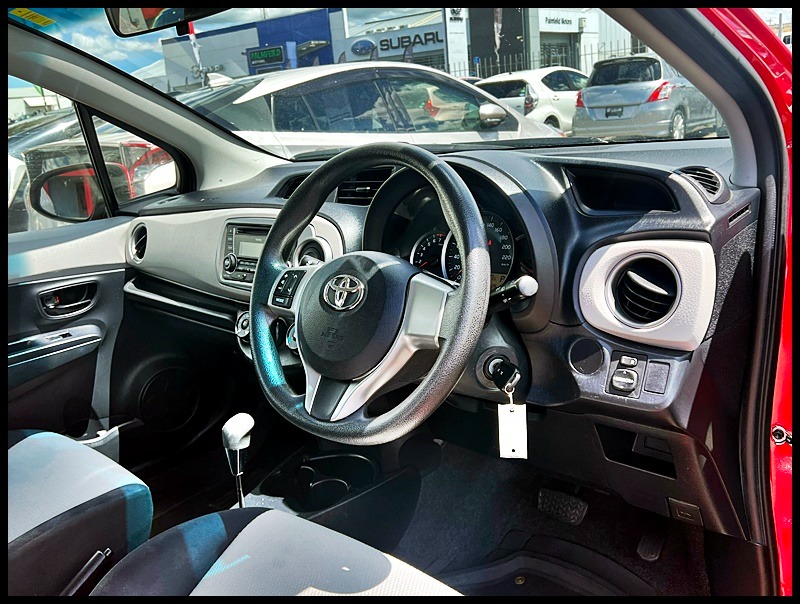 2012 Toyota Yaris image 8