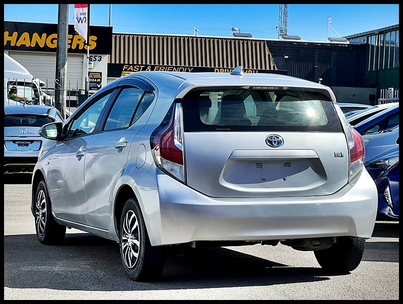 2015 Toyota Aqua image 6