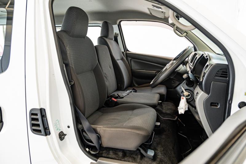 2017 Nissan NV350 Caravan 5 Door 6 Seater / FCM / Rear Seats image 8