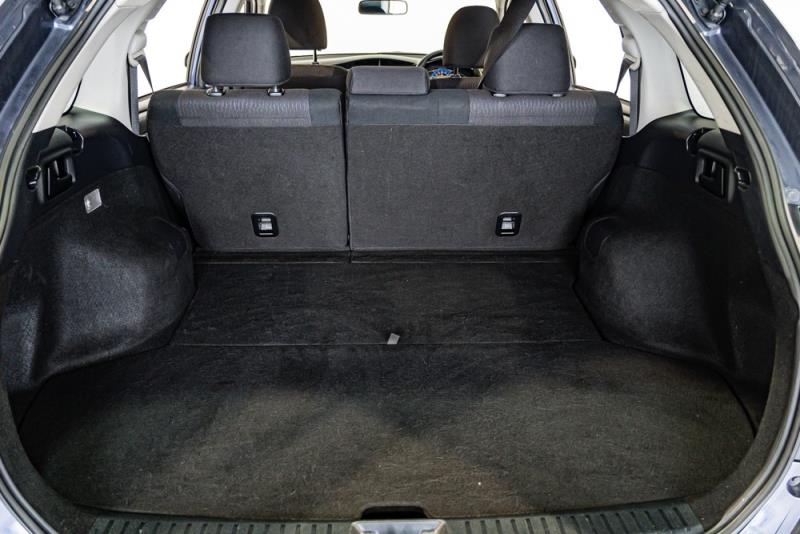 2014 Toyota Corolla Fielder Hybrid EV Mode / Side Airbags / Alloys image 10