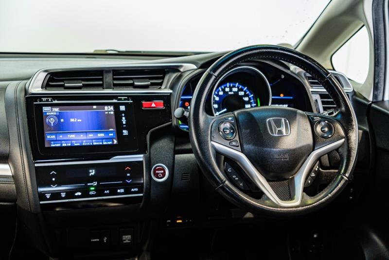 2014 Honda Fit Hybrid L 1500cc / Leather / Cruise / Alloys / Rev Cam image 12