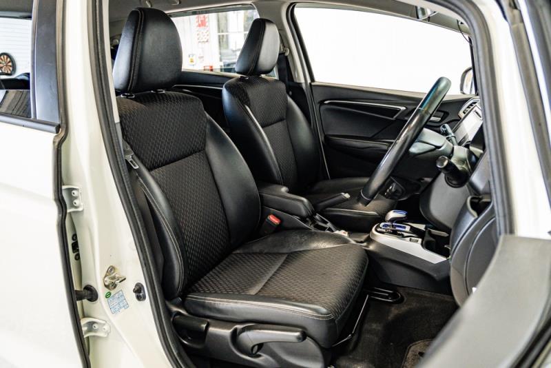 2014 Honda Fit Hybrid L 1500cc / Leather / Cruise / Alloys / Rev Cam image 8