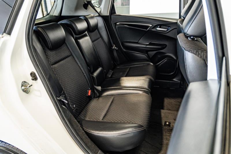 2014 Honda Fit Hybrid L 1500cc / Leather / Cruise / Alloys / Rev Cam image 9