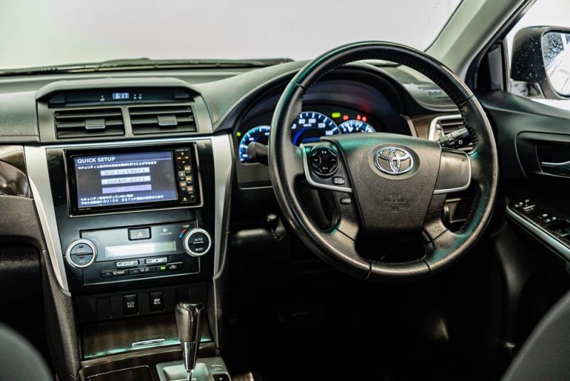 2012 Toyota Camry Hybrid EV Mode / Rev Cam / BLK Trim image 12