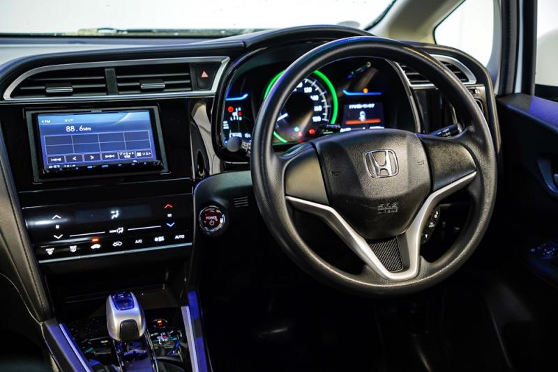 2017 Honda Fit Shuttle Hybrid New Shape / BLK Trim / Rev Cam image 13