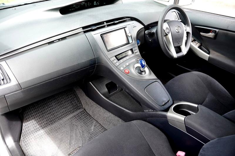 2013 Toyota Prius S Hybrid EV Mode / Side Airbags / BLK Trim image 11