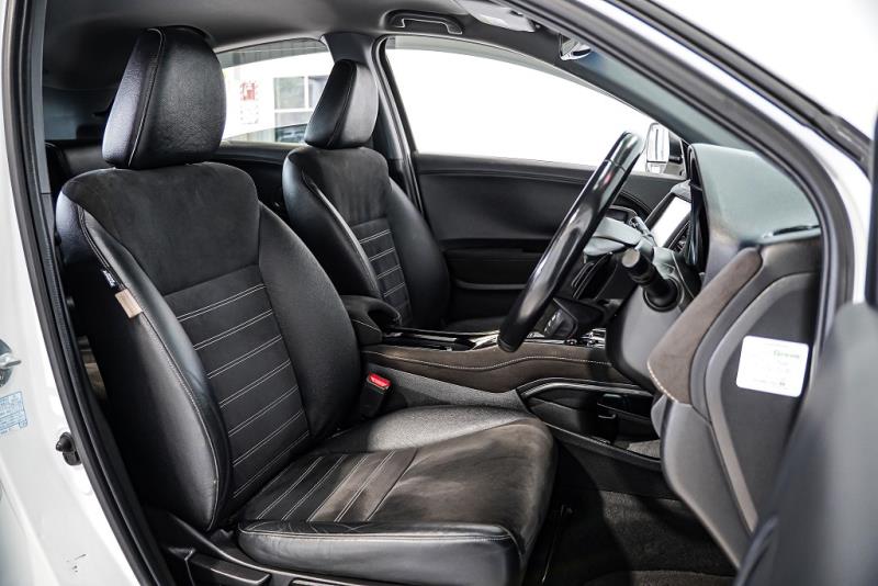 2017 Honda Vezel RS Hybrid / HR-V Leather / Cruise / LDW & FCM image 10