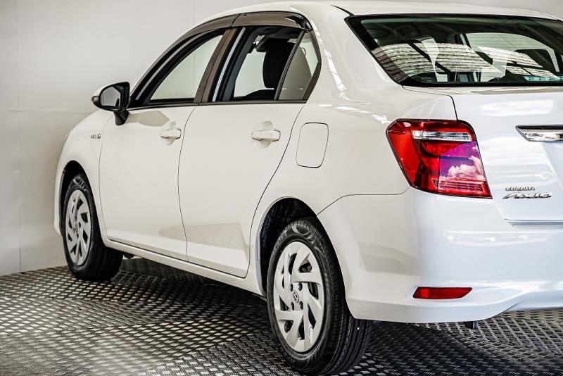 2018 Toyota Corolla Axio Hybrid Facelift / LDW & FCM / BLK Trim image 5