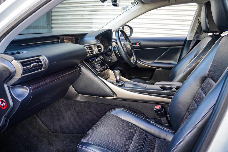 2013 Lexus IS 300h Hybrid / Leather / Cruise / Rev Cam image 11