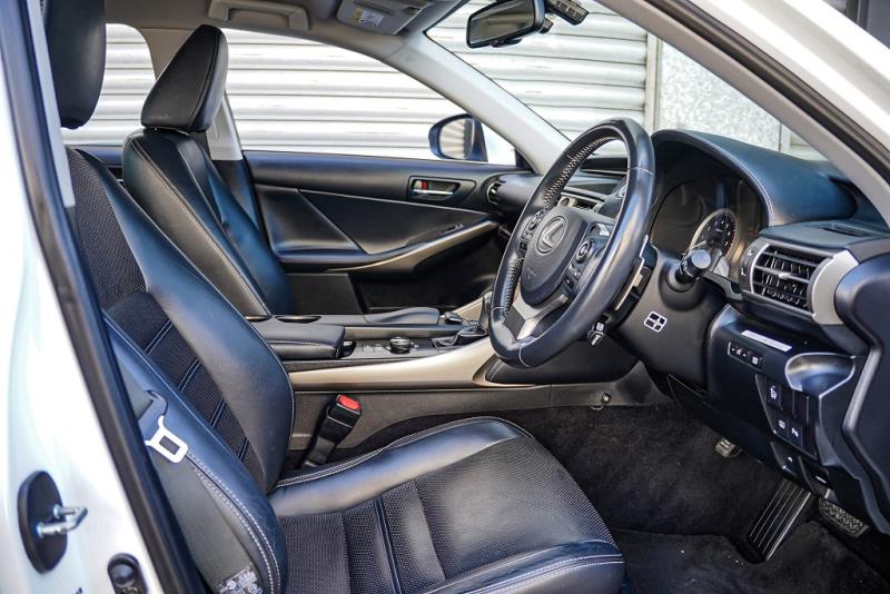 2013 Lexus IS 300h Hybrid / Leather / Cruise / Rev Cam image 9