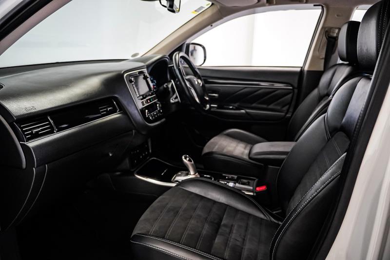 2018 Mitsubishi Outlander VRX PHEV 4WD 35kms / Leather / Cruise / 2400cc image 11