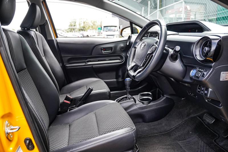 2019 Toyota Aqua Urban Crossover Hybrid / Leather / LDW & FCM / EV Mode image 9