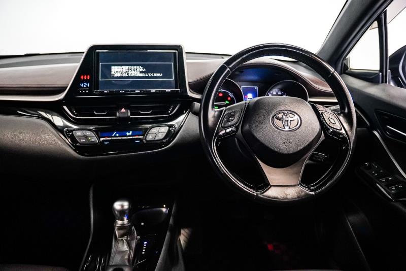 2017 Toyota C-HR G Hybrid EV Mode / Leather / Cruise / Rev Cam image 10