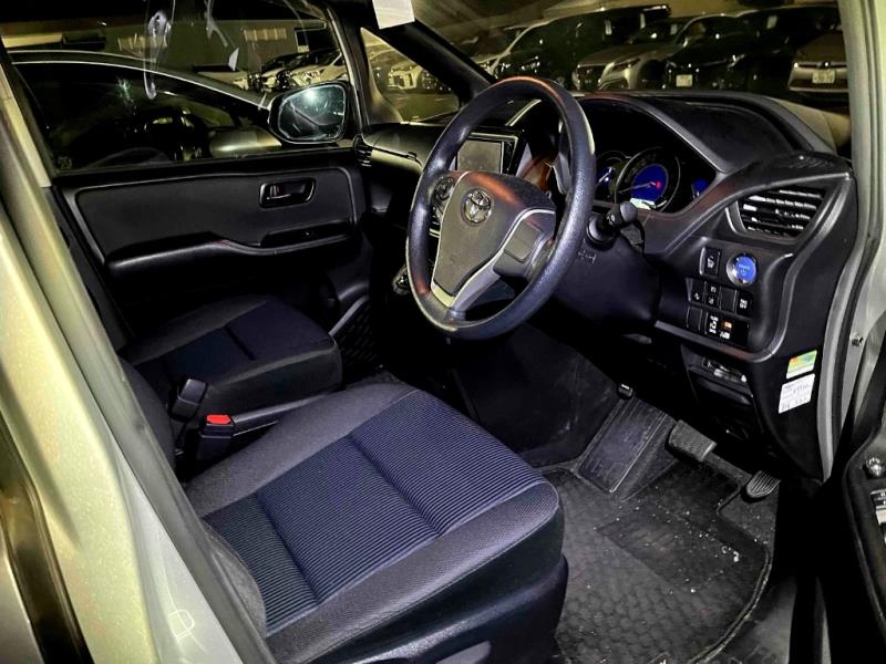 2018 Toyota Voxy Hybrid / Noah 7 Seater / Facelift / LDW & FCM / Rev Cam image 2