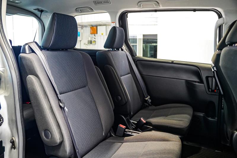 2018 Toyota Voxy Hybrid / Noah 7 Seater / Facelift / LDW & FCM / Rev Cam image 12