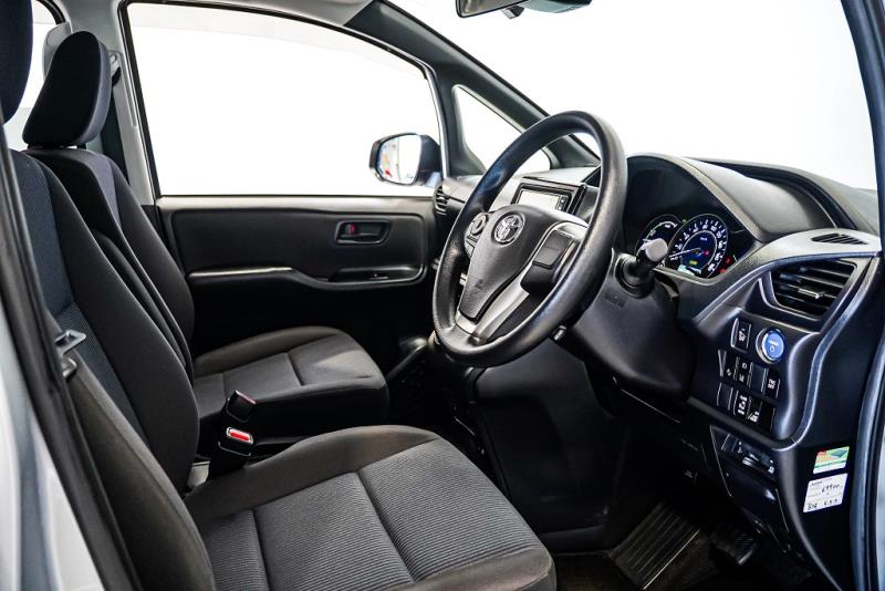 2018 Toyota Voxy Hybrid / Noah Facelift / 7 Seater / LDW & FCM / Rev Cam image 9