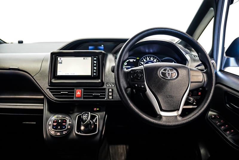 2018 Toyota Voxy Hybrid / Noah Facelift / 7 Seater / LDW & FCM / Rev Cam image 10