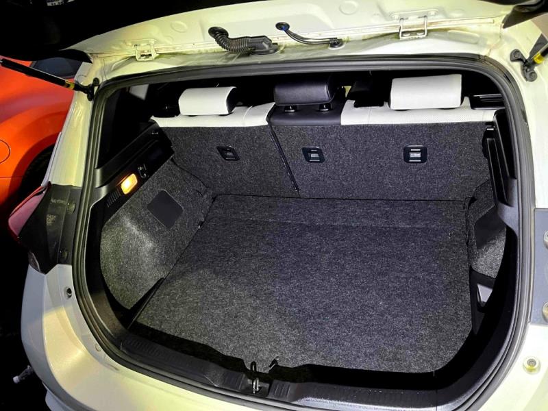 2017 Toyota Auris Hybrid / Corolla Hybrid G Package image 10