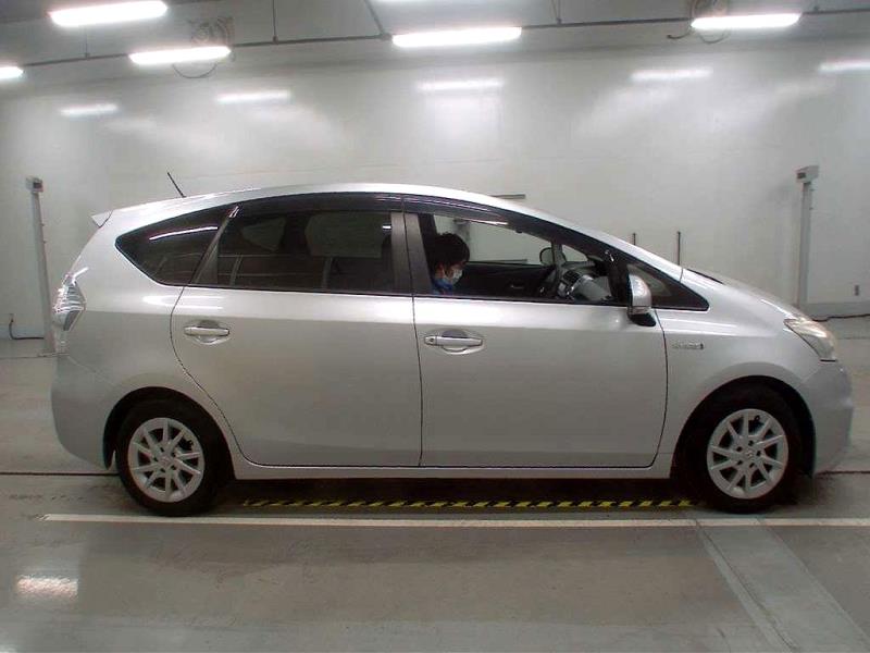 2012 Toyota Prius Alpha 7 Seater Hybrid / EV Mode / Grey Trim image 5