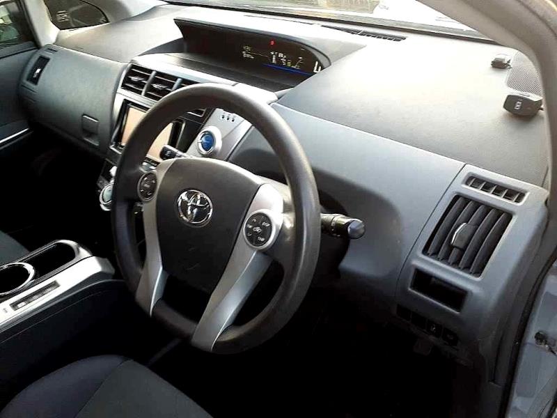 2012 Toyota Prius Alpha 7 Seater Hybrid / EV Mode / Grey Trim image 6