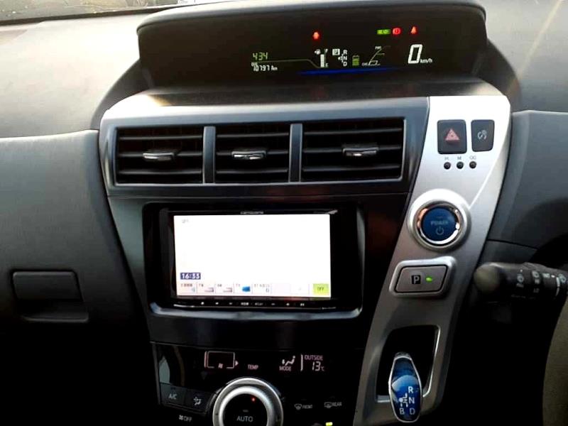 2012 Toyota Prius Alpha 7 Seater Hybrid / EV Mode / Grey Trim image 9