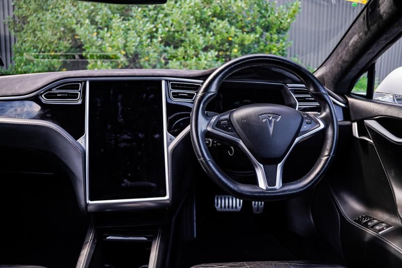 2015 Tesla Model S P85D 4WD / Ludicrous + / Auto Pilot image 12