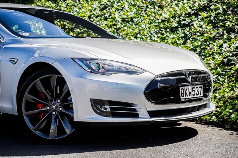 2015 Tesla Model S P85D 4WD / Ludicrous + / Auto Pilot image 3