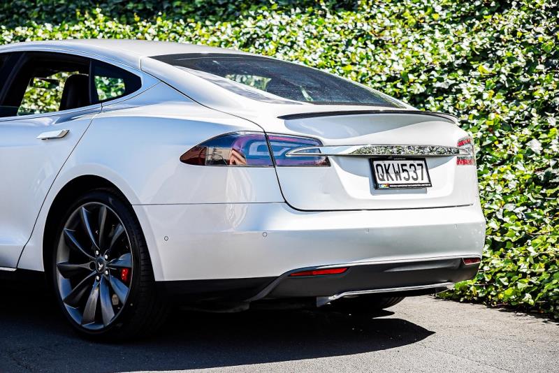 2015 Tesla Model S P85D 4WD / Ludicrous + / Auto Pilot image 5