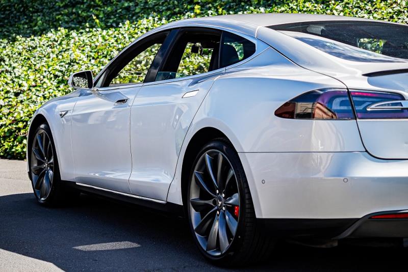 2015 Tesla Model S P85D 4WD / Ludicrous + / Auto Pilot image 8