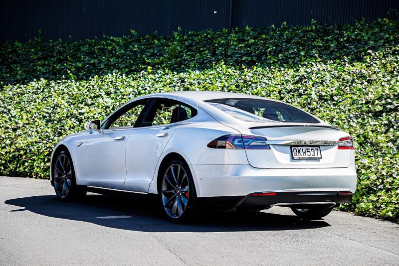 2015 Tesla Model S P85D 4WD / Ludicrous + / Auto Pilot image 9