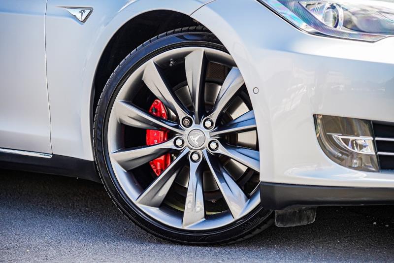 2015 Tesla Model S P85D 4WD / Ludicrous + / Auto Pilot image 10