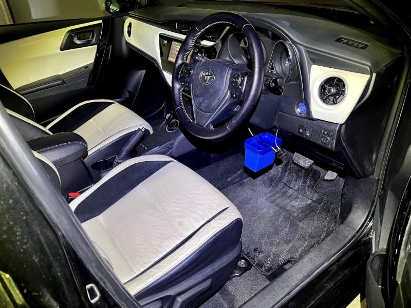 2016 Toyota Auris Hybrid / Corolla 31kms / EV Mode / Leather / Cruise / LDW & FCM image 2