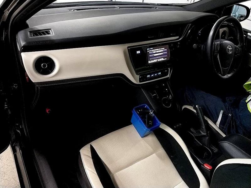 2016 Toyota Auris Hybrid / Corolla 31kms / EV Mode / Leather / Cruise / LDW & FCM image 3