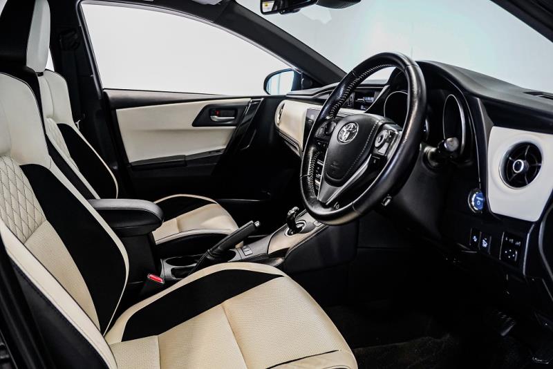 2016 Toyota Auris Hybrid / Corolla 31kms / EV Mode / Leather / Cruise / LDW & FCM image 9