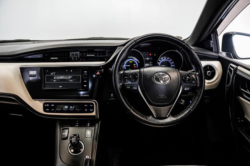 2016 Toyota Auris Hybrid / Corolla 31kms / EV Mode / Leather / Cruise / LDW & FCM image 10