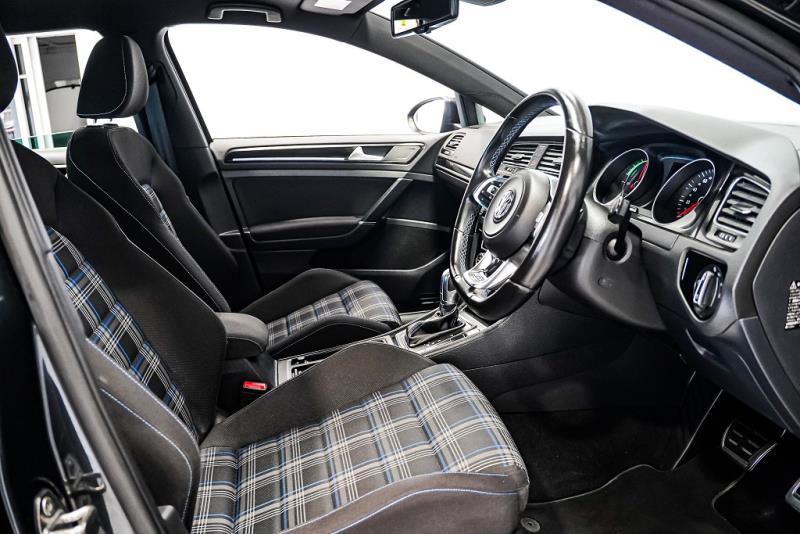 2015 Volkswagen Golf GTE PHEV Plug in Hybrid / Cruise image 10