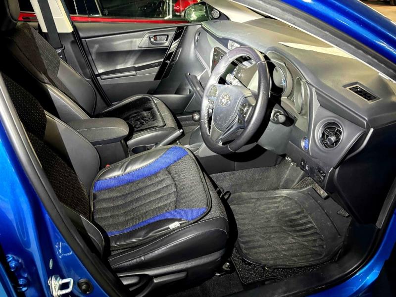 2017 Toyota Auris Hybrid / Corolla 15kms / Leather / Cruise / LDW & FCM image 4