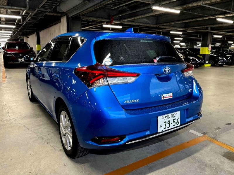2017 Toyota Auris Hybrid / Corolla 15kms / Leather / Cruise / LDW & FCM image 8