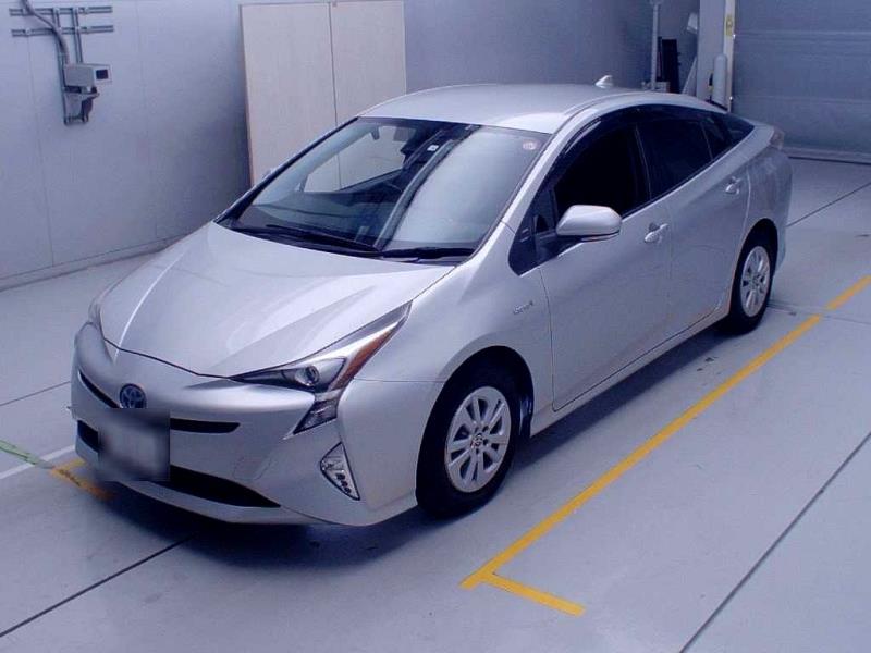 2016 Toyota Prius S Hybrid Cruise / LDW & FCM / Side Airbags image 2