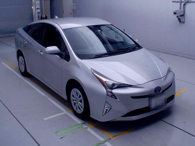 2016 Toyota Prius S Hybrid Cruise / LDW & FCM / Side Airbags image 3