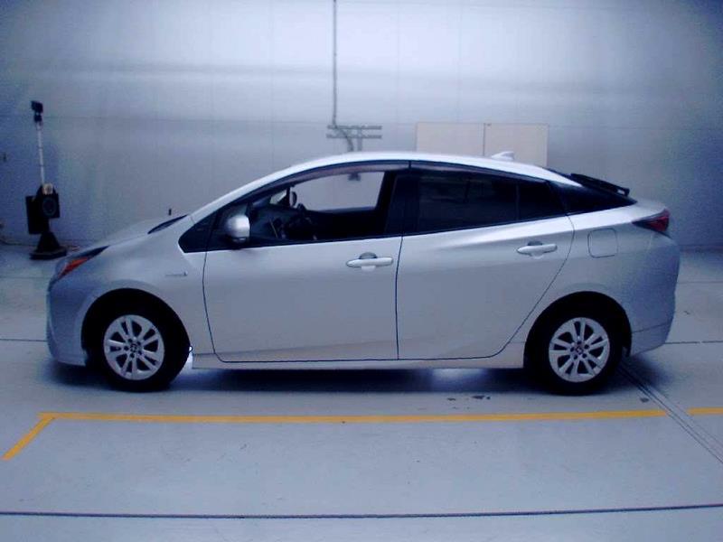 2016 Toyota Prius S Hybrid Cruise / LDW & FCM / Side Airbags image 4