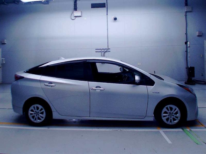 2016 Toyota Prius S Hybrid Cruise / LDW & FCM / Side Airbags image 5