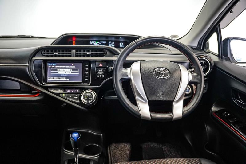 2015 Toyota Aqua X-Urban CrossOver Hybrid / 58kms / Leather / Rev Cam image 10
