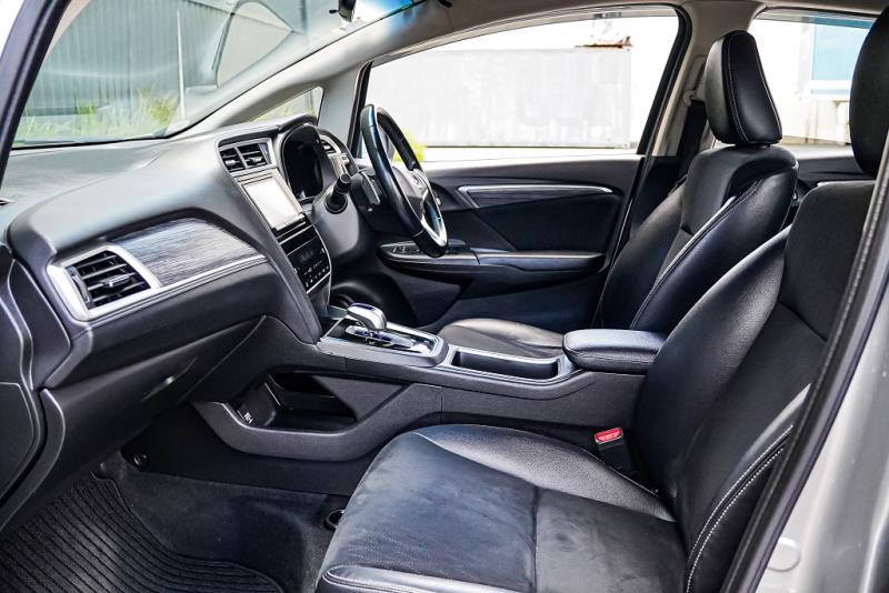 2016 Honda Shuttle Hybrid Z Leather / Cruise / Side Airbags / Rev Cam image 11