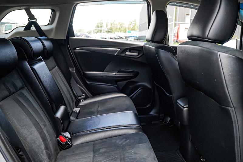 2016 Honda Shuttle Hybrid Z Leather / Cruise / Side Airbags / Rev Cam image 13